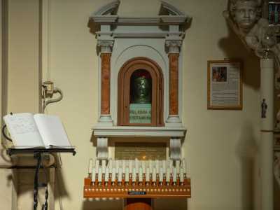 Ma � l� in basso a sinistra che si trova il tesoro pi� prezioso di questa chiesa: un piccolo altare con colonnine e al centro una testa di argento chiusa in una nicchia. Si tratta della reliquia che accoglie le ossa di Santo Stefano 